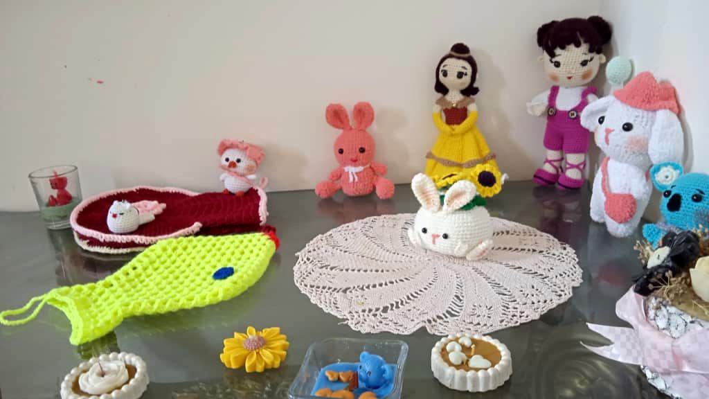 از قالیبافی تا عروسک‌بافی؛ روایتی از عشق و هنر یک بانوی شهرکردی