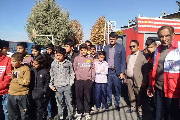 دانش‌آموزان مدرسه شهید باهنر لردگان آماده مقابله با زلزله شدند
