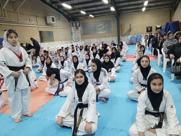 اهدای کمربند به تکواندو کاران فاروجی