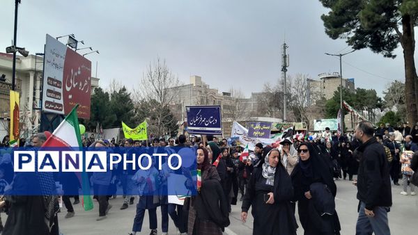 حضور افشار مختلف مردم نیشابور در راهپیمایی ۲۲ بهمن 