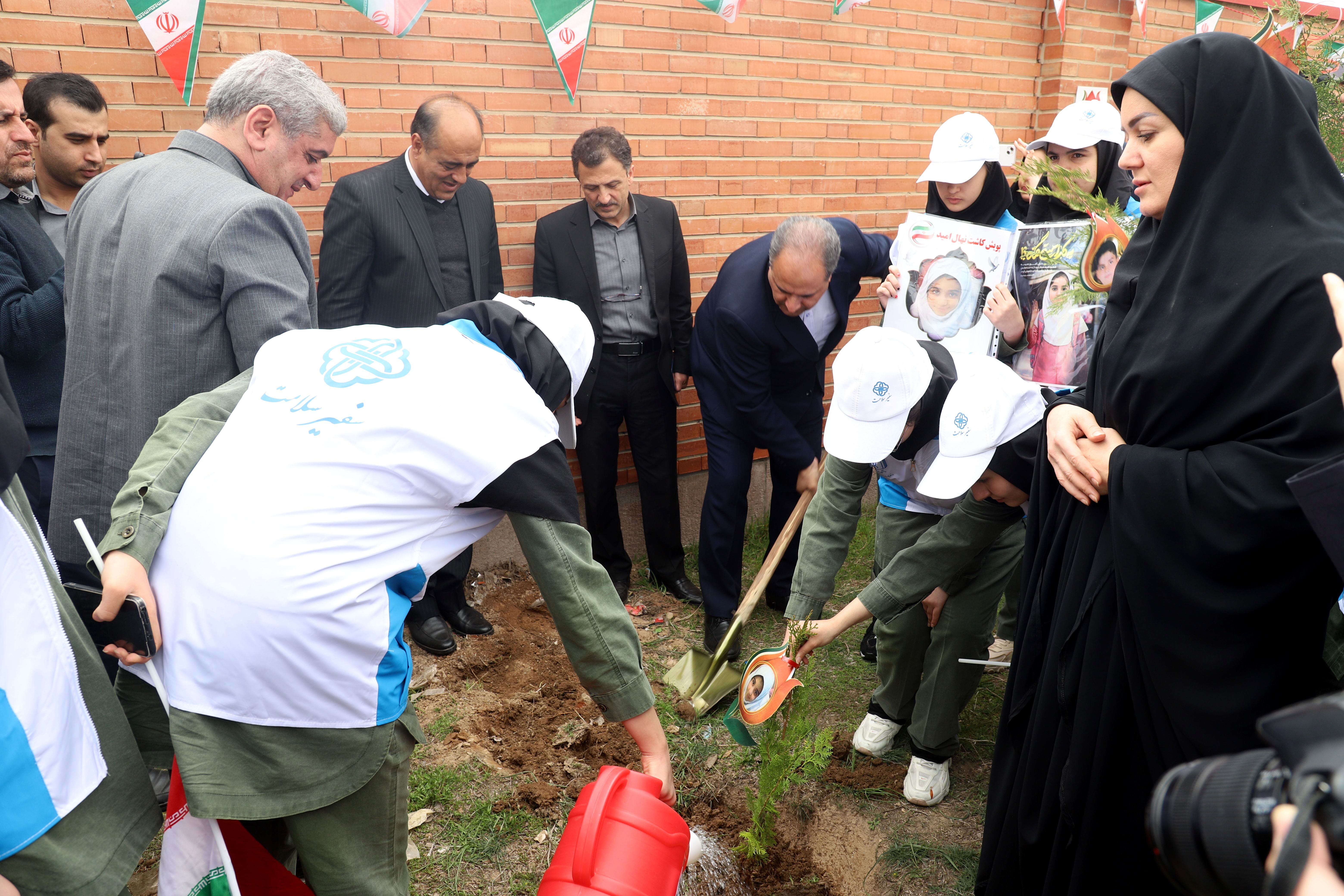 پویش «کاشت نهال امید» در مدارس آذربایجان شرقی با حضور مدیرکل آموزش و پرورش استان