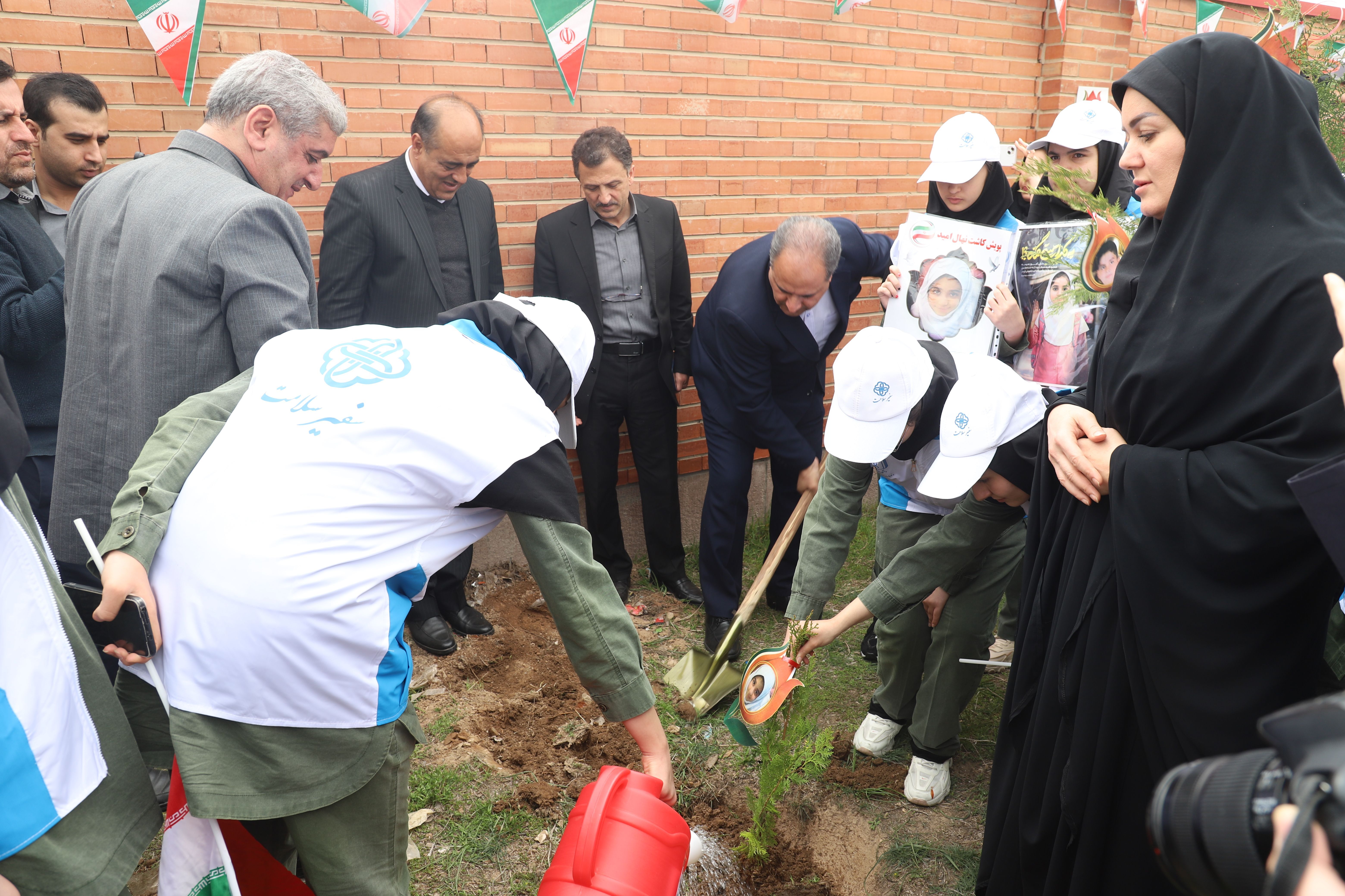 پویش «کاشت نهال امید» در مدارس آذربایجان شرقی با حضور مدیرکل آموزش و پرورش استان