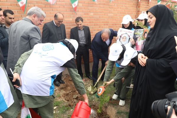 پویش «کاشت نهال امید» در مدارس آذربایجان شرقی با حضور مدیرکل آموزش و پرورش استان
