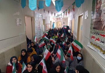 نواختن زنگ انقلاب اسلامی در مدارس معمولان