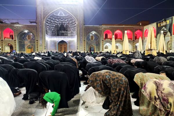 برگزاری نماز جماعت در حرم مطهر امام رضا (ع)