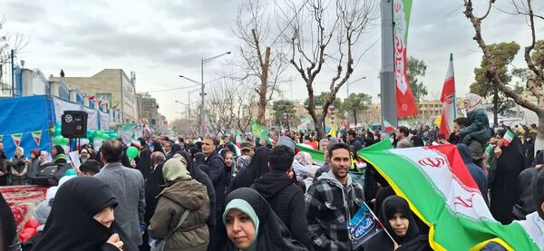 حضور گسترده و منسجم دانش آموزان و فرهنگیان منطقه ۱۰ در راهپیمایی ۲۲ بهمن ماه
