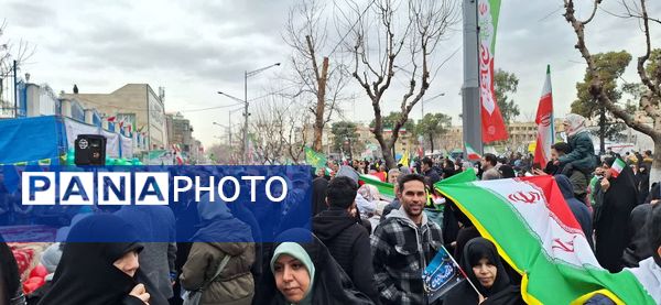 حضور گسترده و منسجم دانش آموزان و فرهنگیان منطقه ۱۰ در راهپیمایی ۲۲ بهمن ماه