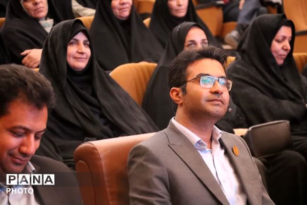 تجلیل از معلمان نمونه  در گناباد 