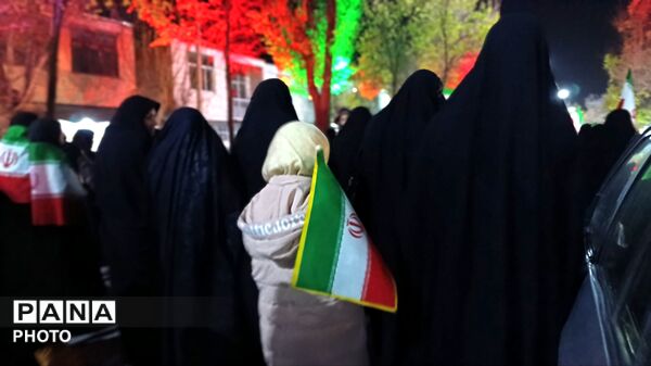 دهه نودی‌ها همچنان ایستاده اند