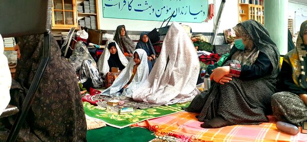 مراسم اعتکاف مادر دختری در مسجد صاحب الزمان آشخانه