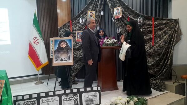 بزرگداشت یادواره شهدا در ایام الله دهه فجر دبستان آرمیتا مصلی نژاد ناحیه هفت