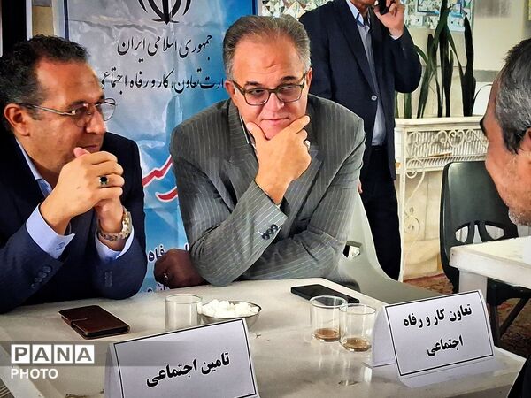 برپایی میز ارتباطات مردمی مسئولان کاشمر در هفته دولت