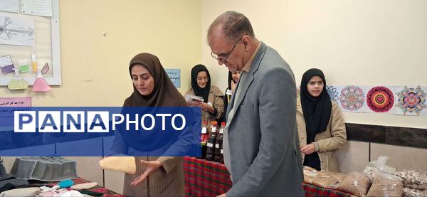 بازدید معاون آموزشی آموزش و پرورش خلیل آباد از بازارچه کار آفرینی جوانه های انقلاب