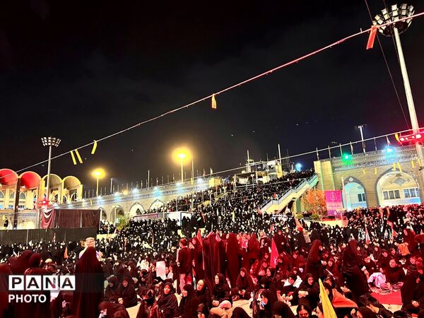 وداع حماسی مردم با شهدای وطن در مصلای تهران