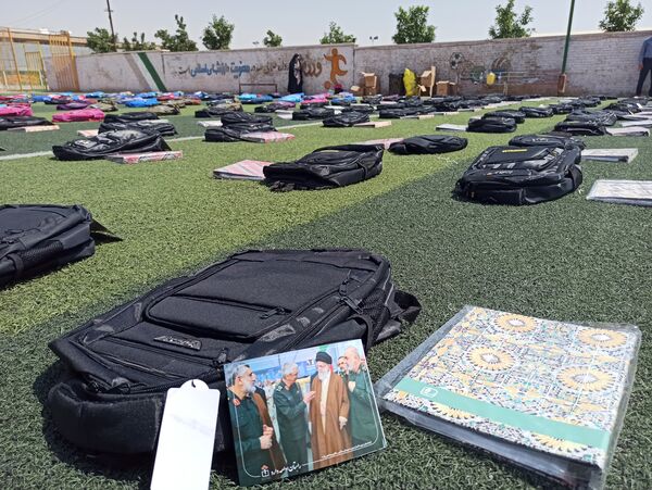 توزیع ٥٠٠ بسته کیف و لوازم التحریر میان دانش‌آموزان نیازمند در آموزش و پرورش ناحیه 3 شیراز