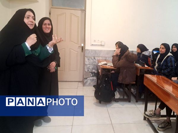 جلسه شورای دبیران مدرسه انیس خوش قدم ناحیه دو 