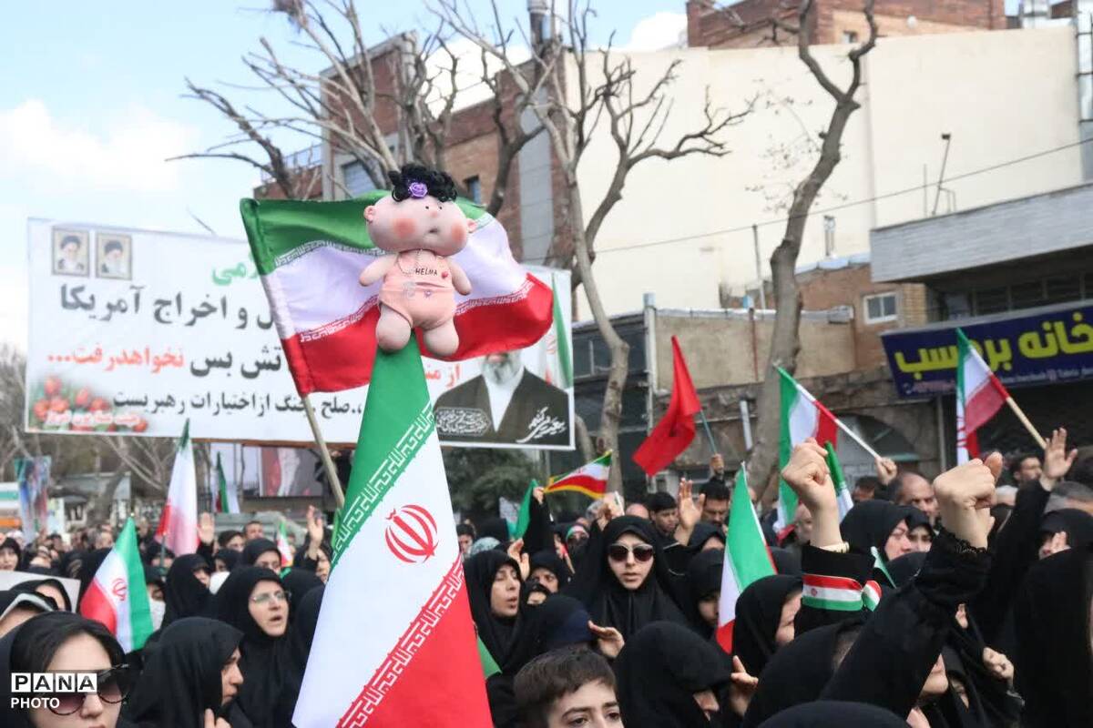  حلما با عروسک‌ها سوگ خانواده شهیدش را در آغوش کشید
