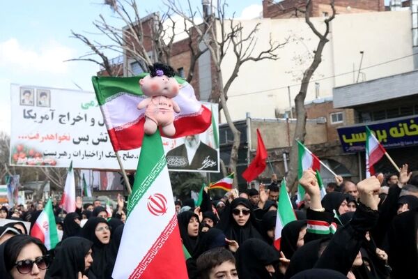  حلما با عروسک‌ها سوگ خانواده شهیدش را در آغوش کشید
