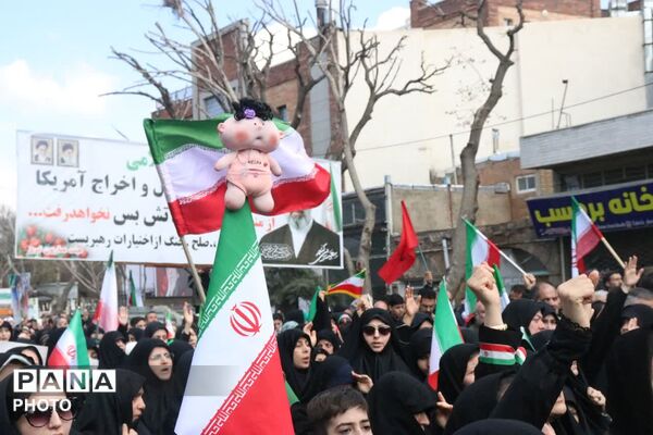 حلما با عروسک‌ها سوگ خانواده شهیدش را در آغوش کشید
