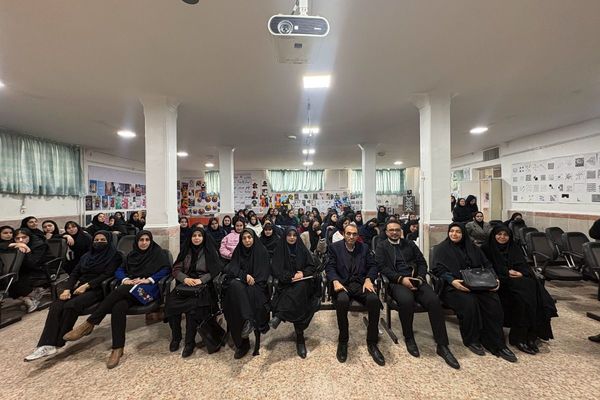 نمایشگاه دست‌سازه‌های خلاق در هنرستان تقوی‌پیشگان بهارستان۲