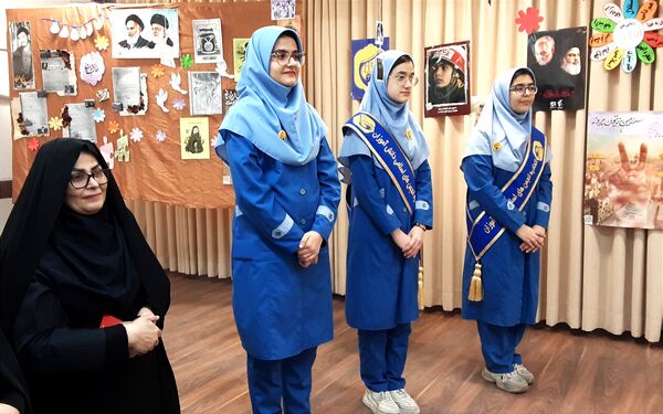 بازدید از غرفه‌های مدرسه انقلاب دبیرستان فرزانگان قائمشهر
