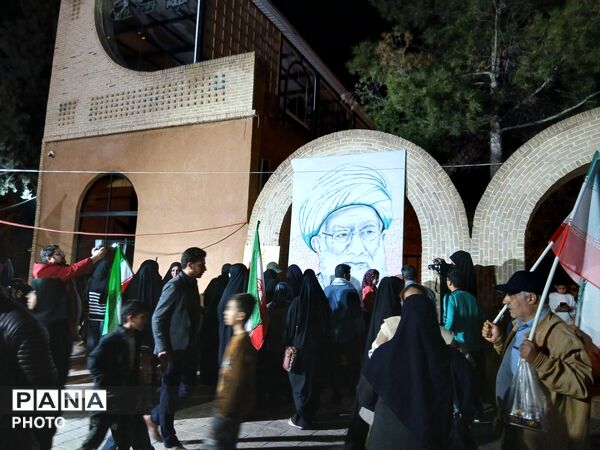 اثر انگشت هایی که قاب رهبر شهید را کامل کردند 