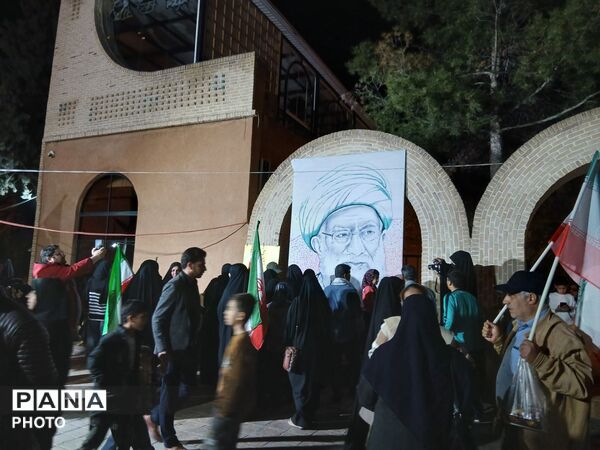 اثر انگشت هایی که قاب رهبر شهید را کامل کردند 