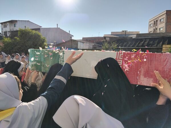 دبیرستان نجم میزبان پیکر یک شهید گمنام شد