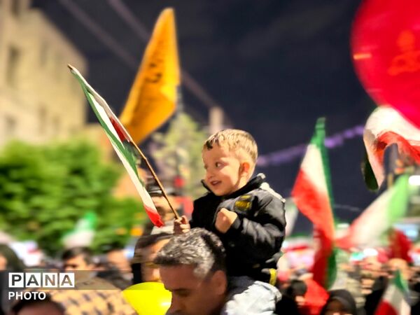 حضور کودکان انقلابی کرج در راهپیمایی‌های شبانه