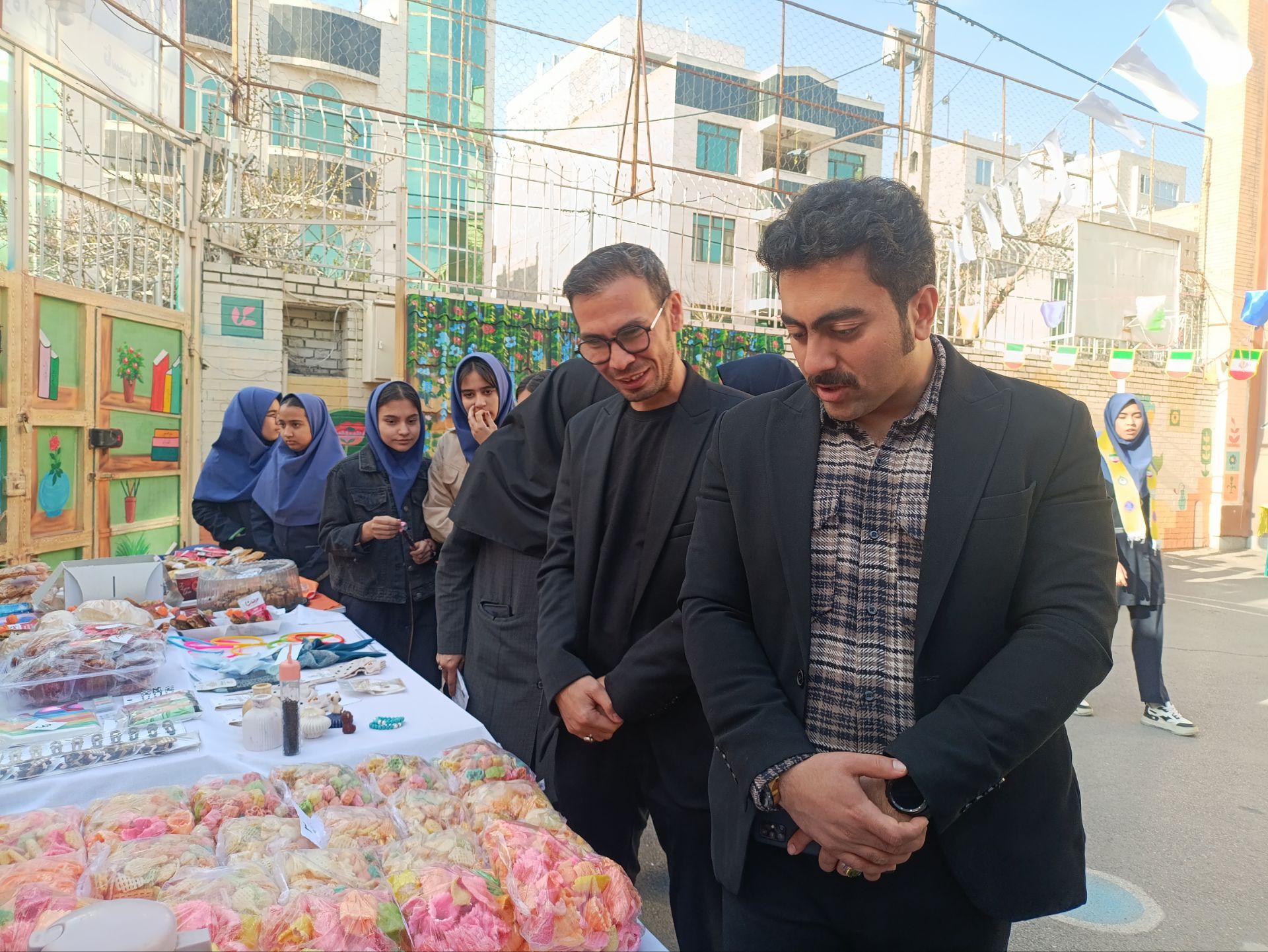 برپایی بازارچه دانش آموزی در دبیرستان دکتر جواد حداد۲ 