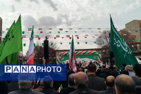 حضور اقشار مختلف مردم شهرری در راهپیمایی ۲۲ بهمن