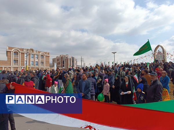 حضور دانش‌آموزان در راهپیمایی ۲۲ بهمن شهرستان پردیس 