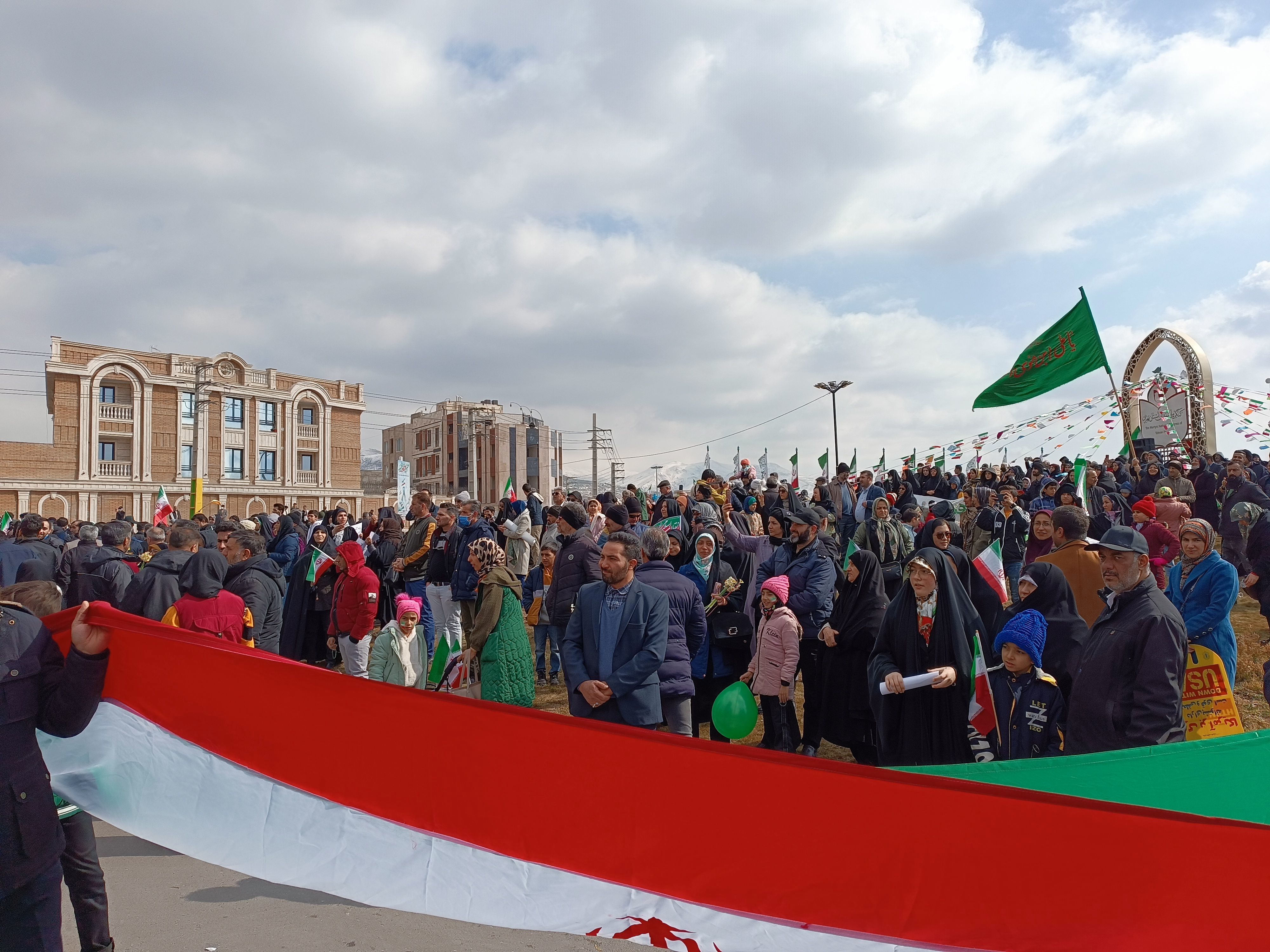 حضور دانش‌آموزان در راهپیمایی ۲۲ بهمن شهرستان پردیس 