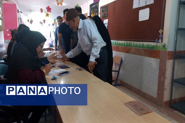 مشارکت حداکثری مردم شهیدپرور شهر تیتکانلو بخش خبوشان پای صندوق‌های رأی 