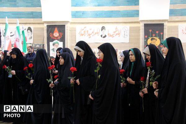 وقتی مزار معلم شهید، تخته‌ عشق و ایمان می‌شود