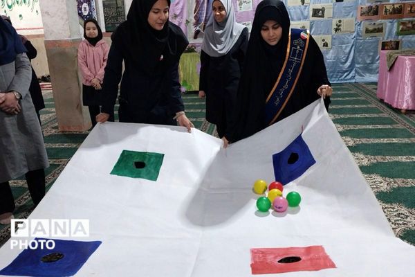 نمایشگاه مدرسه انقلاب در دبیرستان جوادالائمه بهارستان‌دو