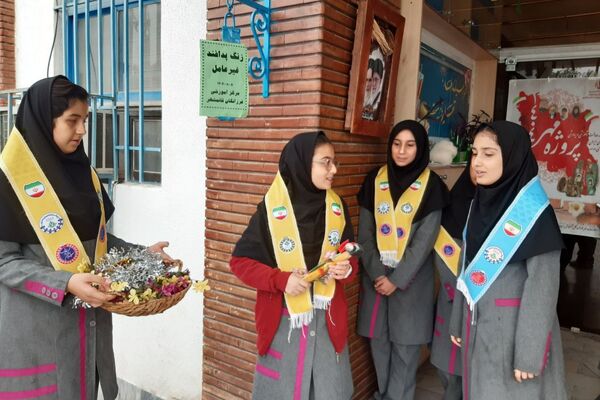 گرامیداشت هفته پدافند غیرعامل در دبیرستان فرزانگان قائمشهر