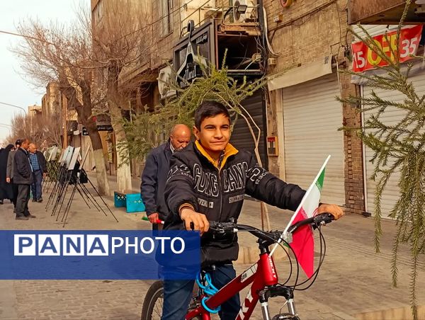 جلوه‌هایی از حضور پرشور دهه نودی‌ها در راهپیمایی ۲۲ بهمن در یزد