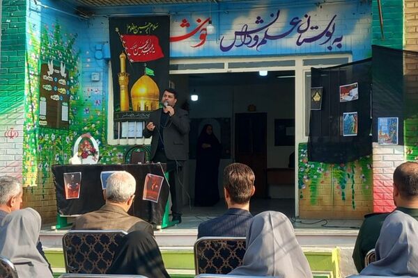 سوگواری فرهنگیان و دانش‌آموزان شهرستان قرچک در مدرسهٔ متوسطه اول بنیاد پانزده خرداد 