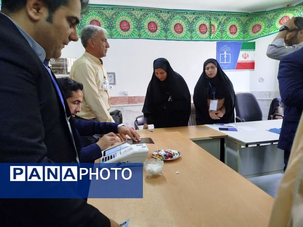 حضور پرشور مردم فاروج پای صندوق‌های رای 