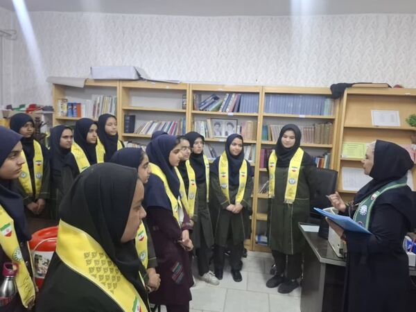 بازدید مدرسان کشوری سازمان دانش‌آموزی از دبیرستان تمام تشکیلاتی عفت