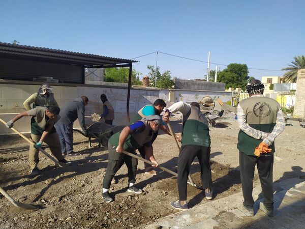 بهسازی کف مدارس خاکی رودان با همت خیرین و گروه‌های جهادی