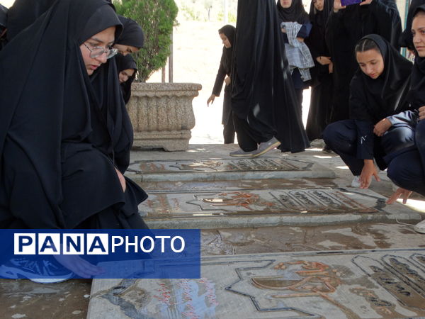 بازدید دانش‌آموزان از موزه دفاع مقدس شهرکرد