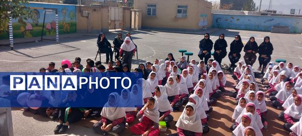 تقدیر از دانش‌آموزان برتر قرآنی در دبستان حضرت رقیه (س)