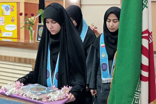 جشن یاوران انقلاب در دبیرستان محبی نیشابور 
