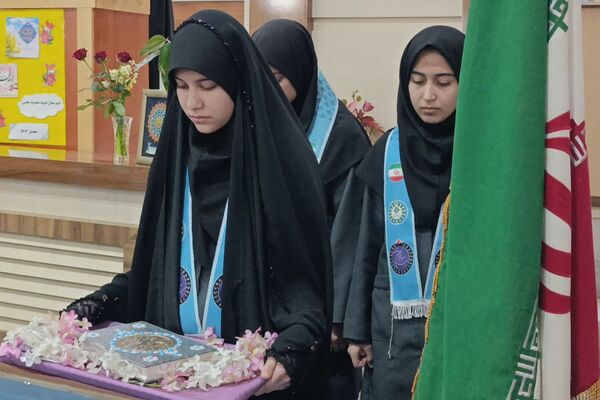 جشن یاوران انقلاب در دبیرستان محبی نیشابور 