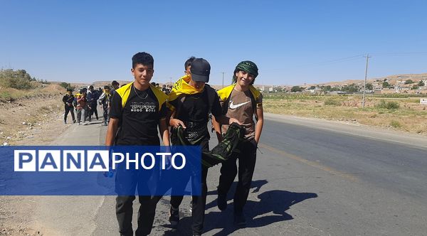  کاروان زائرین پیاده دانش‌آموزی در نیشابور