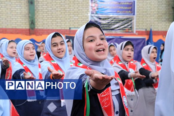 بهارستان دو صحنه همفکری، همدلی و همکاری پیشتازان در همایش یاوران انقلاب