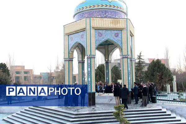 آیین گلباران مزار شهدا و غرس نهال به یاد شهدا در دانشگاه آزاد واحد کرج