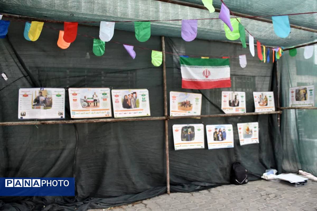 نمایشگاه دستاوردهای انقلاب دانش‌آموزان صدرا در ابرکوه